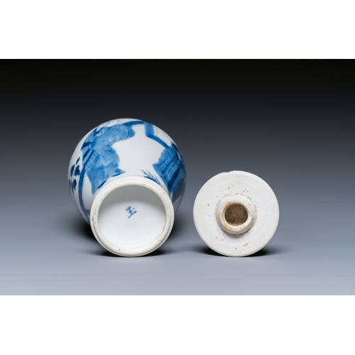 323 - A Chinese blue and white covered vase and a verte-Imari plate, KangxiDescription:Dia.: 21,5 cm (the ... 