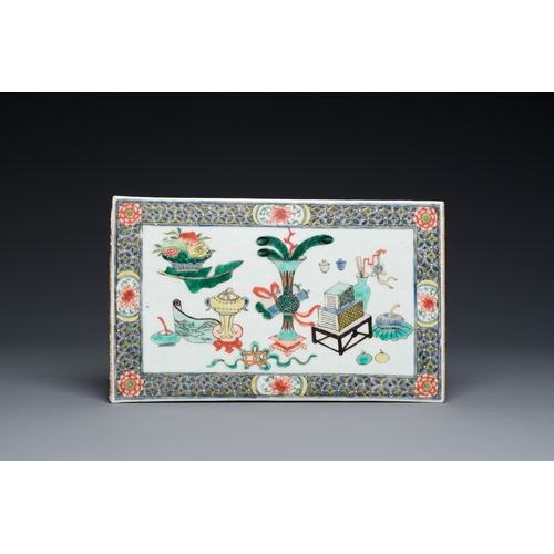 326 - A Chinese famille verte 'antiquities' plaque, KangxiDescription:Dim.: 29 x 17,5 cmCondition reports:... 