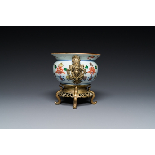 329 - A Chinese gilt bronze-mounted famille verte cuspidor, 'zhadou', KangxiDescription:L.: 18 cm - H.: 15... 