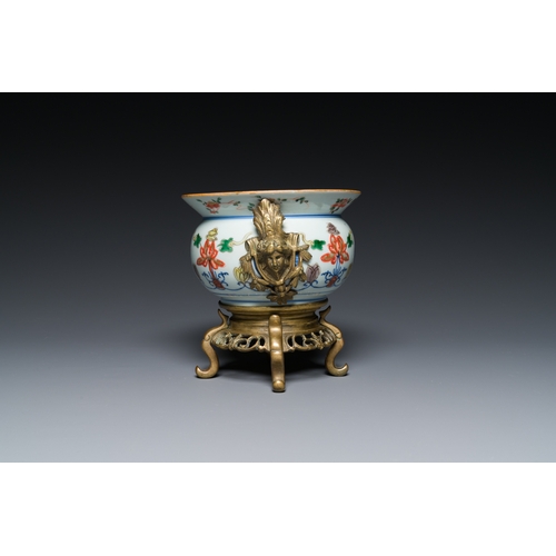 329 - A Chinese gilt bronze-mounted famille verte cuspidor, 'zhadou', KangxiDescription:L.: 18 cm - H.: 15... 