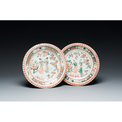 331 - A pair of Chinese famille verte 'Xi Xiang Ji' plates, KangxiDescription:Dia.: 23,5 cmCondition repor... 