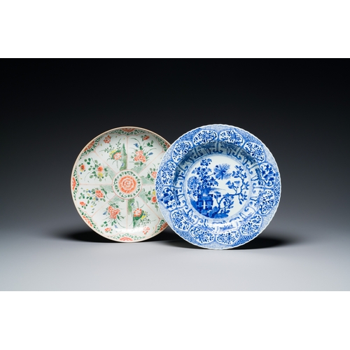 340 - Two Chinese blue and white and famille verte dishes, KangxiDescription:Dia.: 35 cm - H.: 6,5 cm (the... 