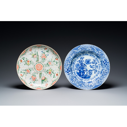 340 - Two Chinese blue and white and famille verte dishes, KangxiDescription:Dia.: 35 cm - H.: 6,5 cm (the... 