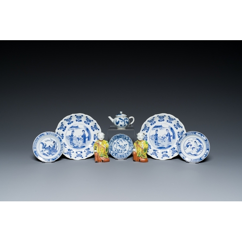 341 - A varied collection of Chinese porcelain, Kangxi and laterDescription:Dia.: 16,5 cm (the pair of pla... 