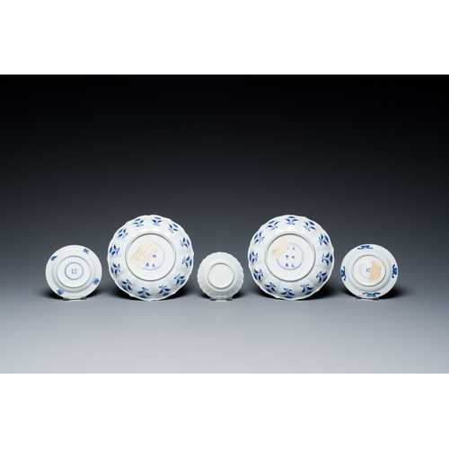 341 - A varied collection of Chinese porcelain, Kangxi and laterDescription:Dia.: 16,5 cm (the pair of pla... 