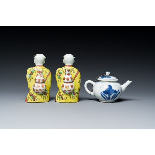 341 - A varied collection of Chinese porcelain, Kangxi and laterDescription:Dia.: 16,5 cm (the pair of pla... 