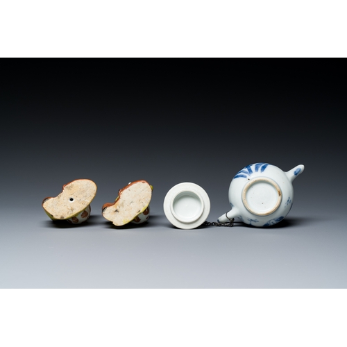 341 - A varied collection of Chinese porcelain, Kangxi and laterDescription:Dia.: 16,5 cm (the pair of pla... 