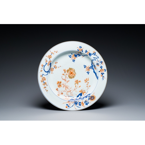 343 - A Chinese Imari-style dish, KangxiDescription:Dia.: 39 cm - H.: 5,5 cm Condition: (UV-checked)- In e... 