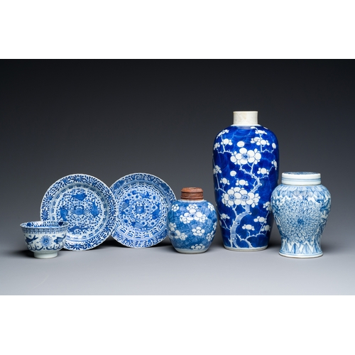 356 - Three Chinese blue and white vases, a cup and two saucers, Kangxi and laterDescription:H.: 25,5 cm (... 