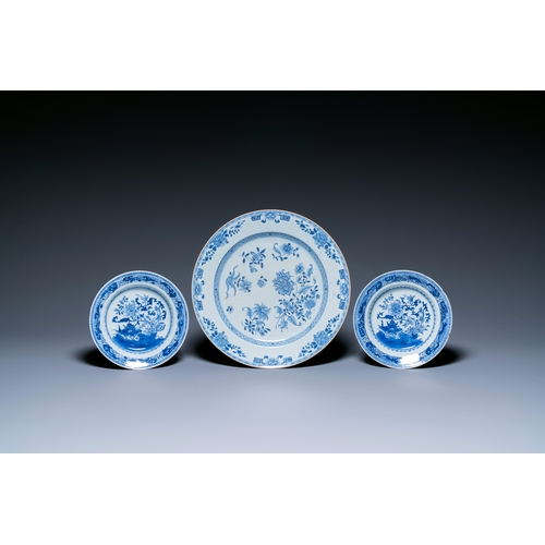 358 - A large Chinese blue and white dish and 26 plates, Kangxi/QianlongDescription:Dia.: 38 cm (the large... 