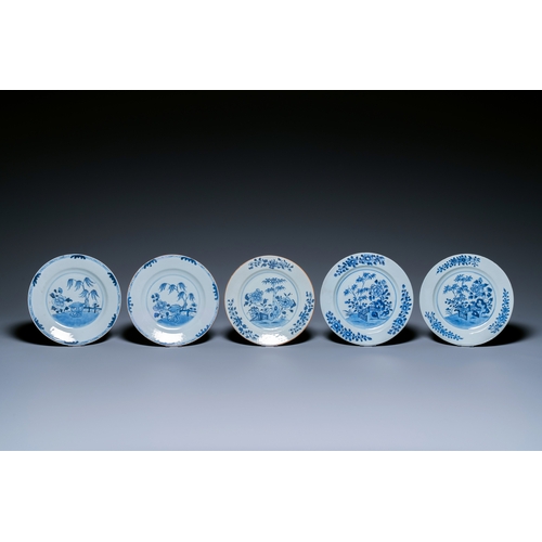 358 - A large Chinese blue and white dish and 26 plates, Kangxi/QianlongDescription:Dia.: 38 cm (the large... 