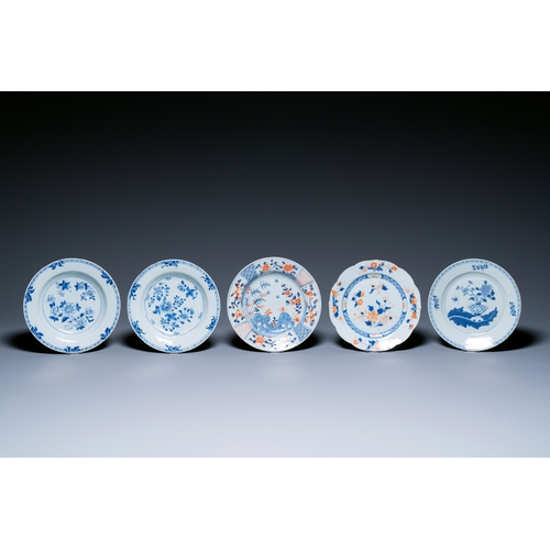 358 - A large Chinese blue and white dish and 26 plates, Kangxi/QianlongDescription:Dia.: 38 cm (the large... 