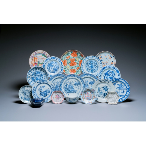 359 - A varied collection of Chinese porcelain, Kangxi and laterDescription:Dia.: 27,5 cm (the Kangxi fami... 