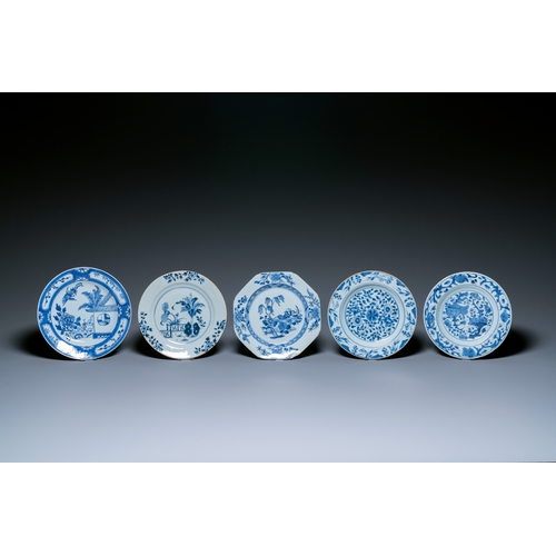 359 - A varied collection of Chinese porcelain, Kangxi and laterDescription:Dia.: 27,5 cm (the Kangxi fami... 