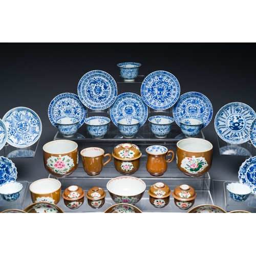 361 - An extensive collection of Chinese blue, white and famille rose porcelain, Kangxi and laterDescripti... 