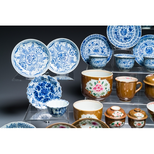 361 - An extensive collection of Chinese blue, white and famille rose porcelain, Kangxi and laterDescripti... 