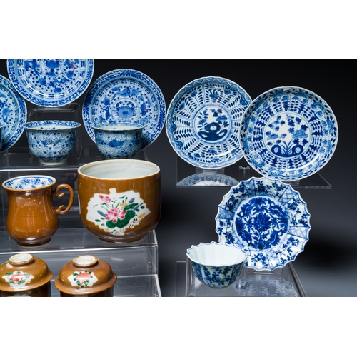 361 - An extensive collection of Chinese blue, white and famille rose porcelain, Kangxi and laterDescripti... 