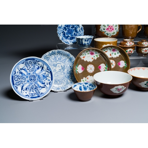 361 - An extensive collection of Chinese blue, white and famille rose porcelain, Kangxi and laterDescripti... 