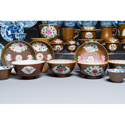 361 - An extensive collection of Chinese blue, white and famille rose porcelain, Kangxi and laterDescripti... 