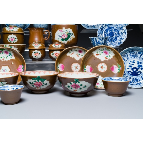 361 - An extensive collection of Chinese blue, white and famille rose porcelain, Kangxi and laterDescripti... 