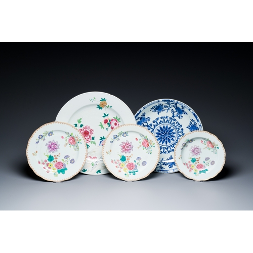 365 - Five Chinese blue, white and famille rose dishes, Kangxi/QianlongDescription:Dia.: 39 cm - H.: 4,5 c... 