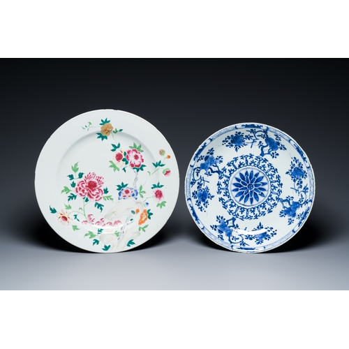 365 - Five Chinese blue, white and famille rose dishes, Kangxi/QianlongDescription:Dia.: 39 cm - H.: 4,5 c... 