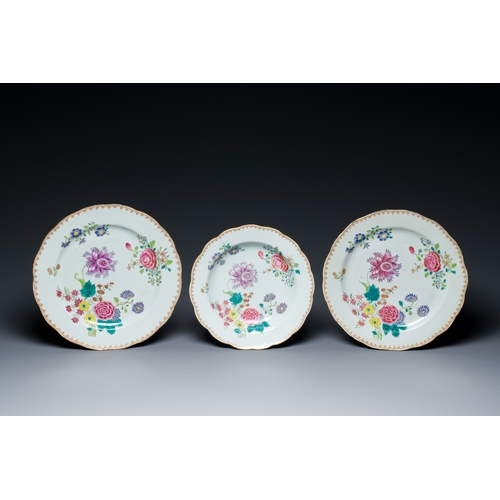 365 - Five Chinese blue, white and famille rose dishes, Kangxi/QianlongDescription:Dia.: 39 cm - H.: 4,5 c... 