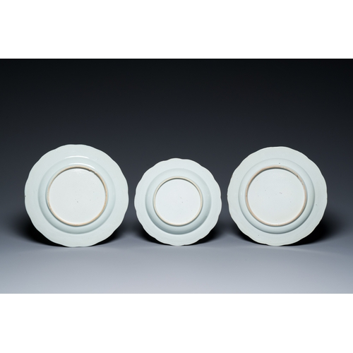 365 - Five Chinese blue, white and famille rose dishes, Kangxi/QianlongDescription:Dia.: 39 cm - H.: 4,5 c... 