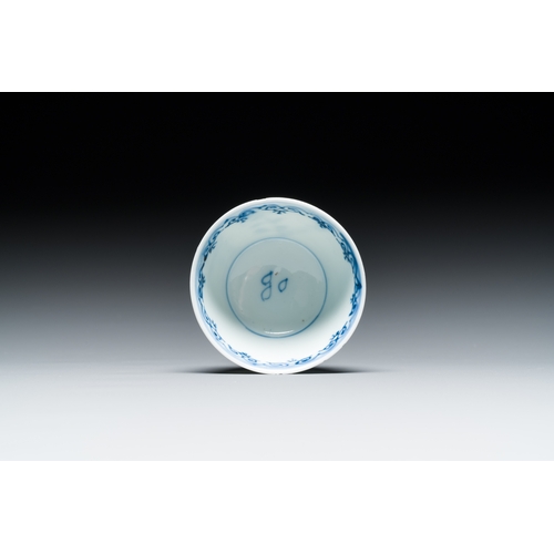 369 - Seven pieces of Chinese blue and white porcelain, Kangxi/QianlongDescription:Dia.: 38,5 cm (the larg... 