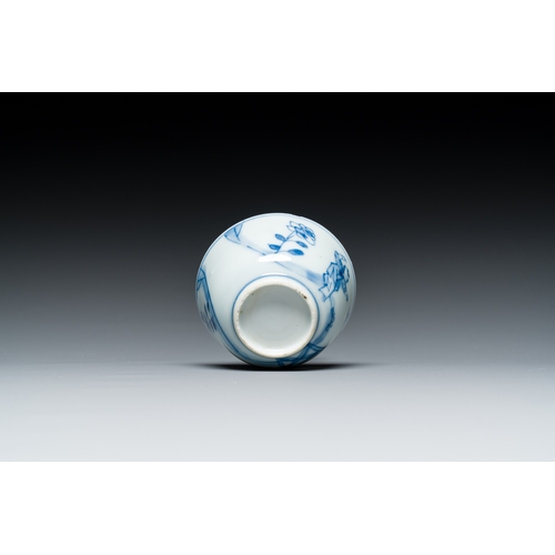 369 - Seven pieces of Chinese blue and white porcelain, Kangxi/QianlongDescription:Dia.: 38,5 cm (the larg... 