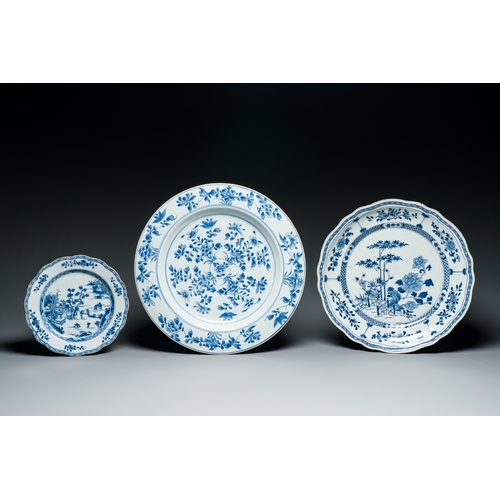 369 - Seven pieces of Chinese blue and white porcelain, Kangxi/QianlongDescription:Dia.: 38,5 cm (the larg... 