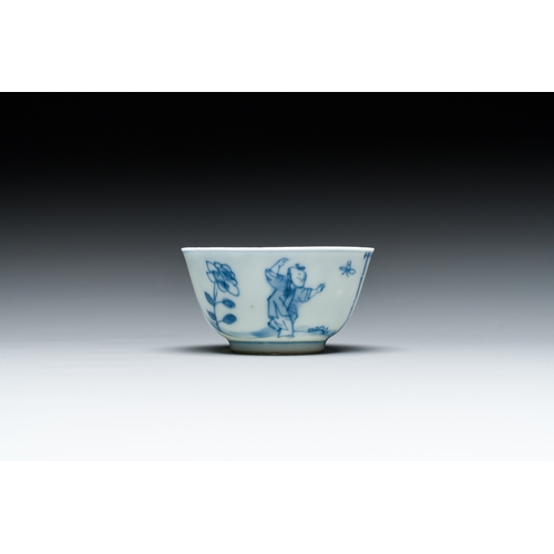 369 - Seven pieces of Chinese blue and white porcelain, Kangxi/QianlongDescription:Dia.: 38,5 cm (the larg... 