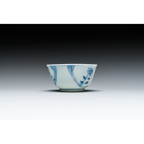 369 - Seven pieces of Chinese blue and white porcelain, Kangxi/QianlongDescription:Dia.: 38,5 cm (the larg... 