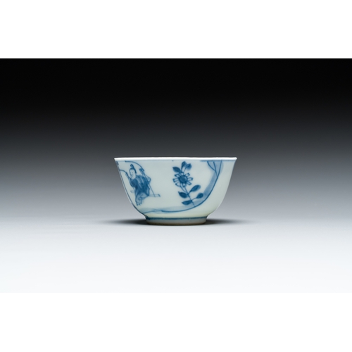 369 - Seven pieces of Chinese blue and white porcelain, Kangxi/QianlongDescription:Dia.: 38,5 cm (the larg... 