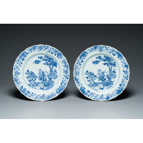 370 - A pair of Chinese blue and white dishes and six plates, Kangxi/QianlongDescription:Dia.: 32 cm (the ... 