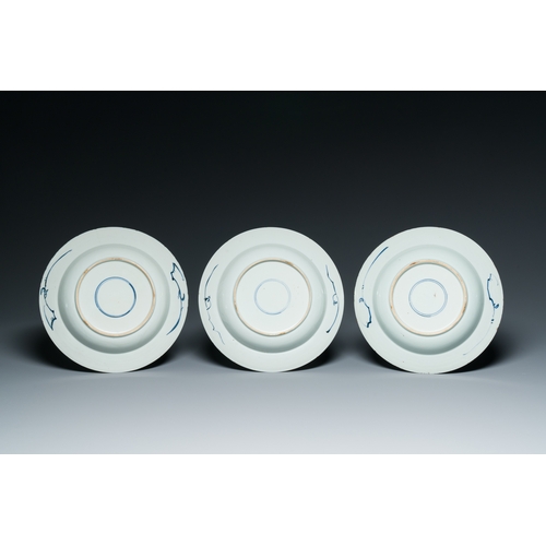 370 - A pair of Chinese blue and white dishes and six plates, Kangxi/QianlongDescription:Dia.: 32 cm (the ... 