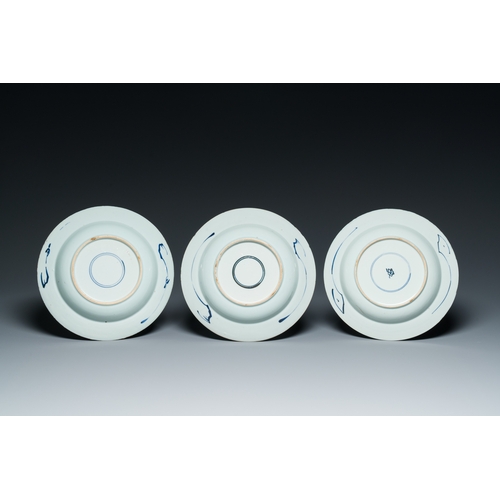 370 - A pair of Chinese blue and white dishes and six plates, Kangxi/QianlongDescription:Dia.: 32 cm (the ... 