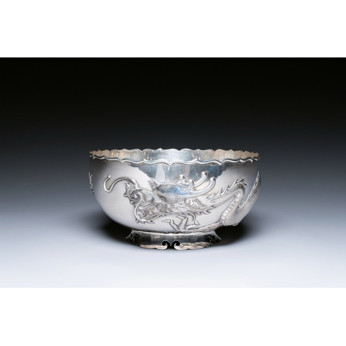 398 - A Chinese silver 'dragon' bowl, Wang Hing, Canton, 19th C.Description:Dia.: 25 cm - H.: 12,5 cm Weig... 