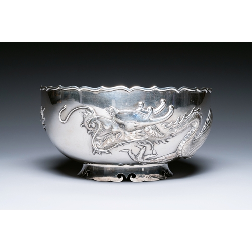 398 - A Chinese silver 'dragon' bowl, Wang Hing, Canton, 19th C.Description:Dia.: 25 cm - H.: 12,5 cm Weig... 