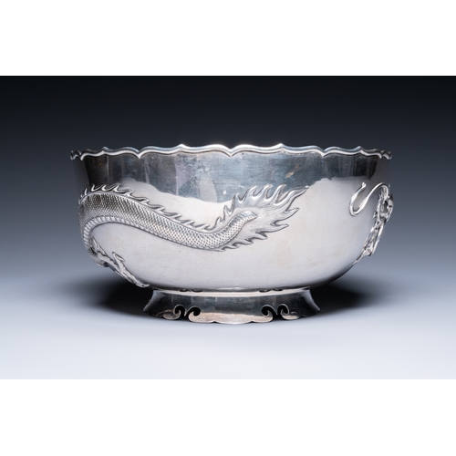 398 - A Chinese silver 'dragon' bowl, Wang Hing, Canton, 19th C.Description:Dia.: 25 cm - H.: 12,5 cm Weig... 