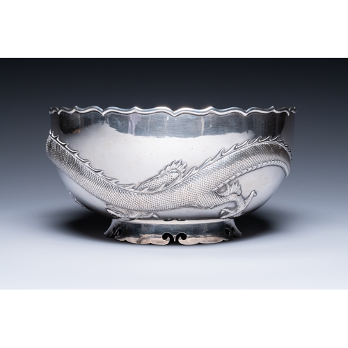 398 - A Chinese silver 'dragon' bowl, Wang Hing, Canton, 19th C.Description:Dia.: 25 cm - H.: 12,5 cm Weig... 