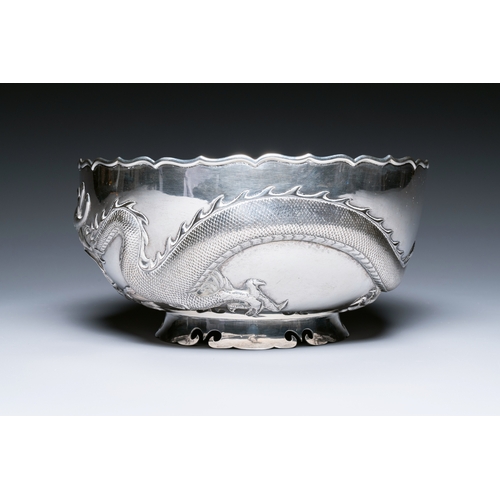 398 - A Chinese silver 'dragon' bowl, Wang Hing, Canton, 19th C.Description:Dia.: 25 cm - H.: 12,5 cm Weig... 