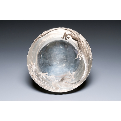 398 - A Chinese silver 'dragon' bowl, Wang Hing, Canton, 19th C.Description:Dia.: 25 cm - H.: 12,5 cm Weig... 