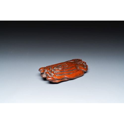 410 - A Chinese bamboo wood carving of a Buddha's hand, 17/18th C.Description:Dim.: 13 x 8 x 3 cm Provenan... 