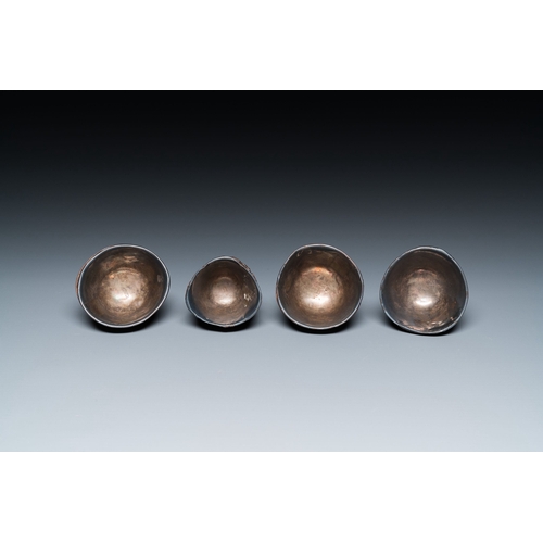 414 - Four Chinese silver-lined coconut cups, Wang Hengxin çæé¦¨ mark, 19/20th C.Description:H.: 5 cm ... 