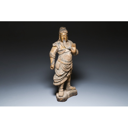 415 - A large Chinese partly gilded and polychromed wood sculpture of Guandi, 17th C.Description:H.: 97,5 ... 