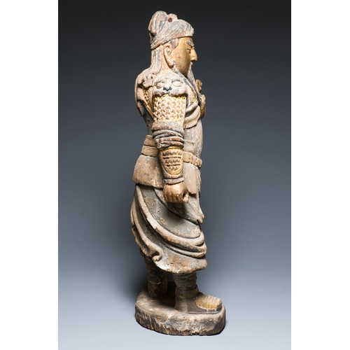 415 - A large Chinese partly gilded and polychromed wood sculpture of Guandi, 17th C.Description:H.: 97,5 ... 