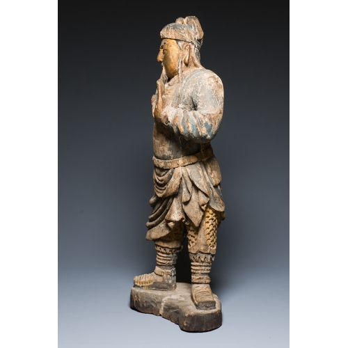 415 - A large Chinese partly gilded and polychromed wood sculpture of Guandi, 17th C.Description:H.: 97,5 ... 