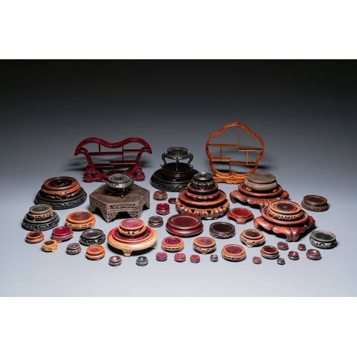 417 - A collection of Chinese wooden stands, 19/20th C.Description:Dim.: 27,5 x 25 x 4,5 cm (the tallest)C... 