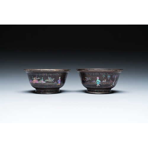 425 - Two Chinese lac-burgaute bowls with silvered interiors, KangxiDescription:Dia.: 10 cm - H.: 5 cm Pro... 